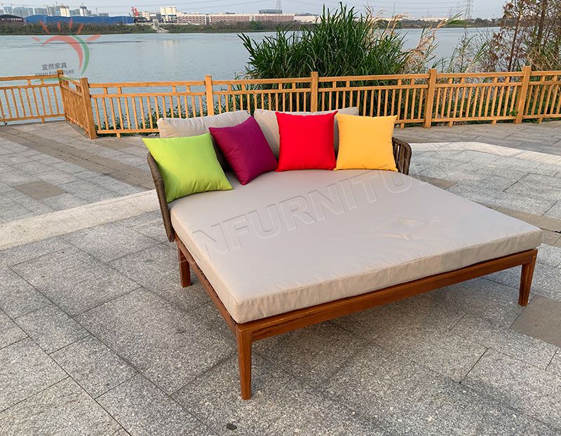 Fashion New Design Simple and Elegant Outdoor Teak Sun Lounger