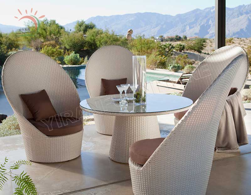 Outdoor Rattan Dinning Chair and Table in Garden Furniture