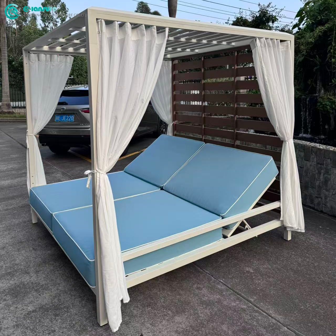 Stylish Outdoor Leisure Furniture Daybed Durable All Weather Aluminum Frame Lounge Bed with White Curtain for Poolside Hotel and Resort