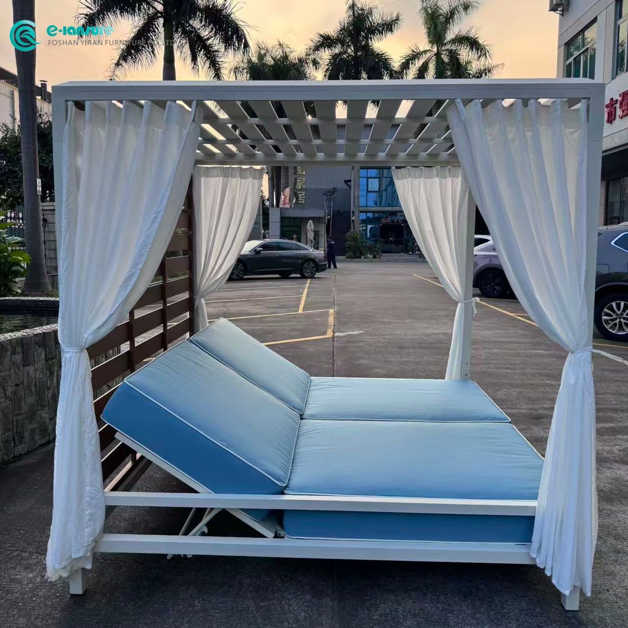 Stylish Outdoor Leisure Furniture Daybed Durable All Weather Aluminum Frame Lounge Bed with White Curtain for Poolside Hotel and Resort