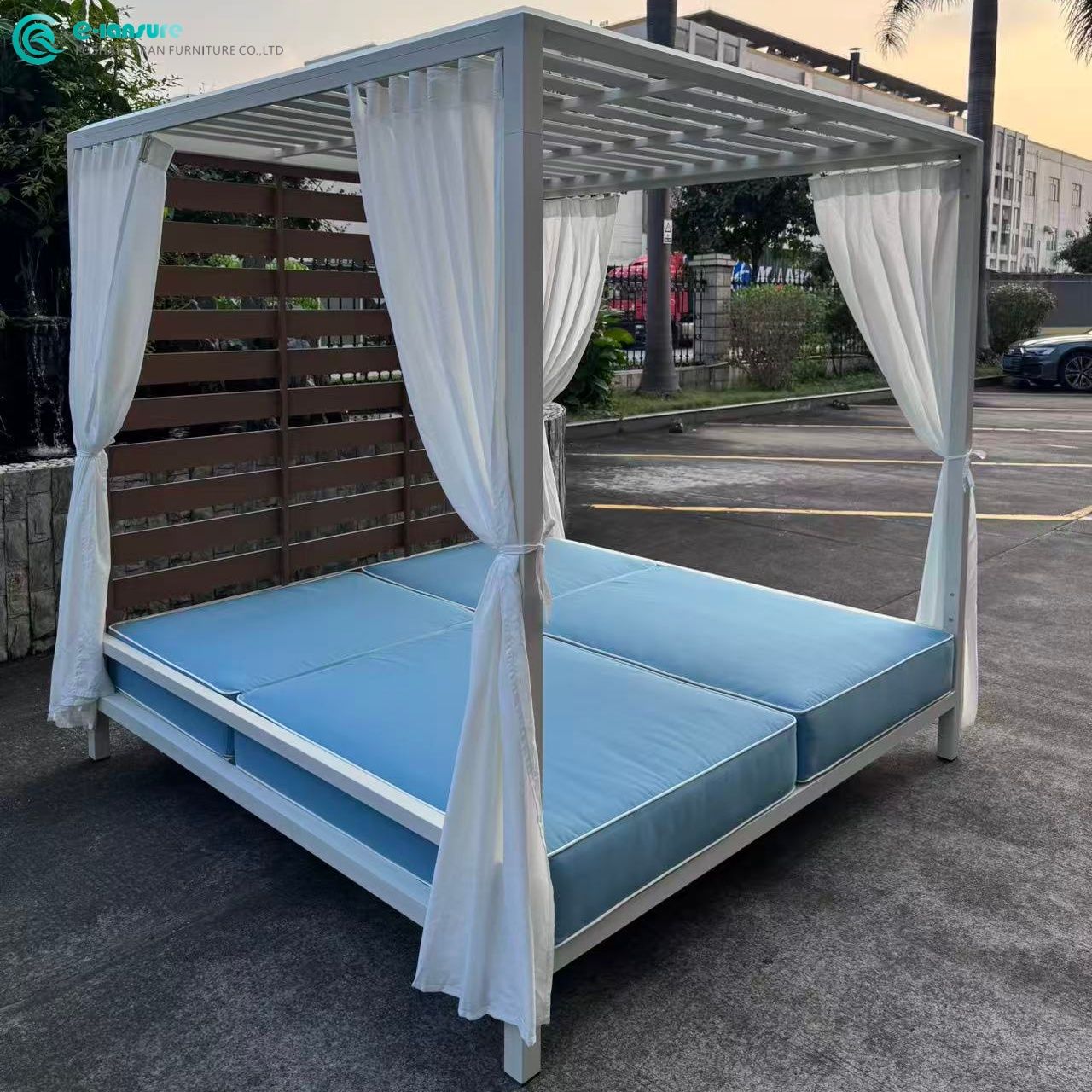 Stylish Outdoor Leisure Furniture Daybed Durable All Weather Aluminum Frame Lounge Bed with White Curtain for Poolside Hotel and Resort