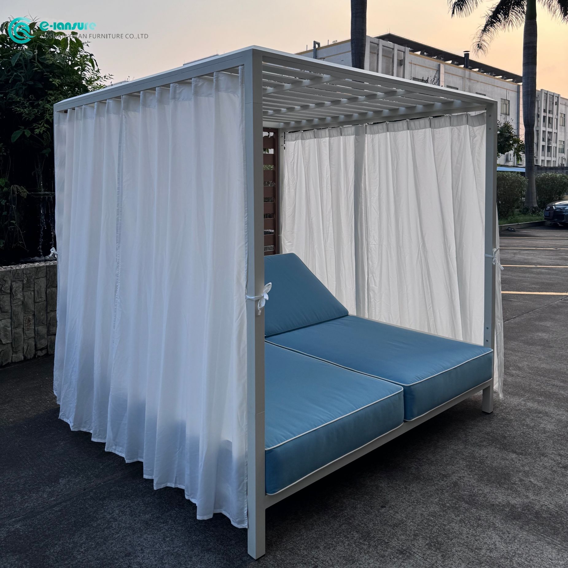 Stylish Outdoor Leisure Furniture Daybed Durable All Weather Aluminum Frame Lounge Bed with White Curtain for Poolside Hotel and Resort